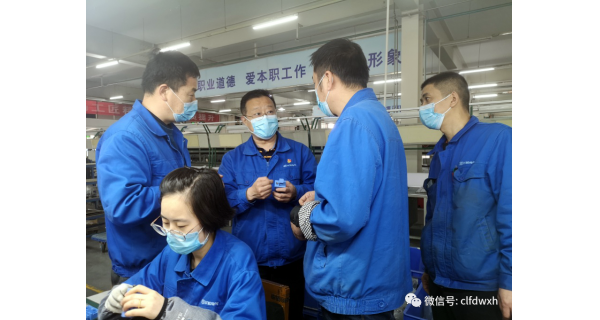 ▌長(cháng)嶺紡電新聞 ▌ 走在前 做表率 助生產(chǎn) 保交付 長(cháng)嶺紡電新產(chǎn)品生產(chǎn)任務(wù)緊，機關(guān)支部來(lái)幫忙