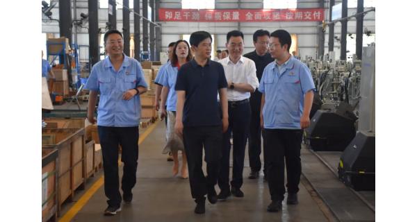 寶雞市市長(cháng)王勇一行來(lái)紡電公司調研時(shí)強調 堅持創(chuàng  )新驅動(dòng) 強化科技支撐